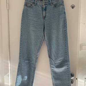 Snygga ljusblåa ankel jeans från Cholé B kollektion med Nakd. 