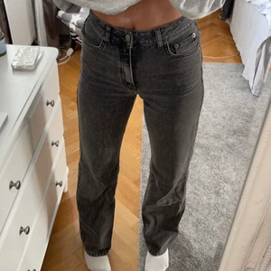 Jeans - Mörka gråa jeans ifrån NA-KD i storlek 34!