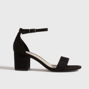 Low Heel- Nelly - Låga klackar ifrån Nelly, ALDRIG använda endast testade, nypris 299kr.