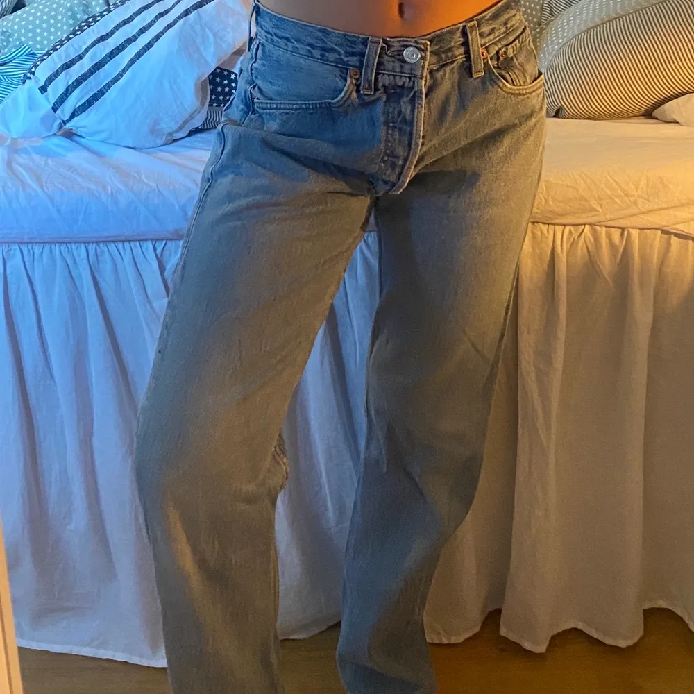 Skitsnygga Levis jeans 501, storlek w 32 L 30, bra skick, köpta second hand💕 TRYCK INTE PÅ KÖP DIREKT!!! Kommer inte skicka. Jeans & Byxor.