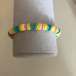 Färgglatt armband  - Pastell armband armband med guldiga pärlor emellan.  15kr plus 12kr frakt  Mär din vrist för att veta din storlek  Instagram: smileyyjewelry