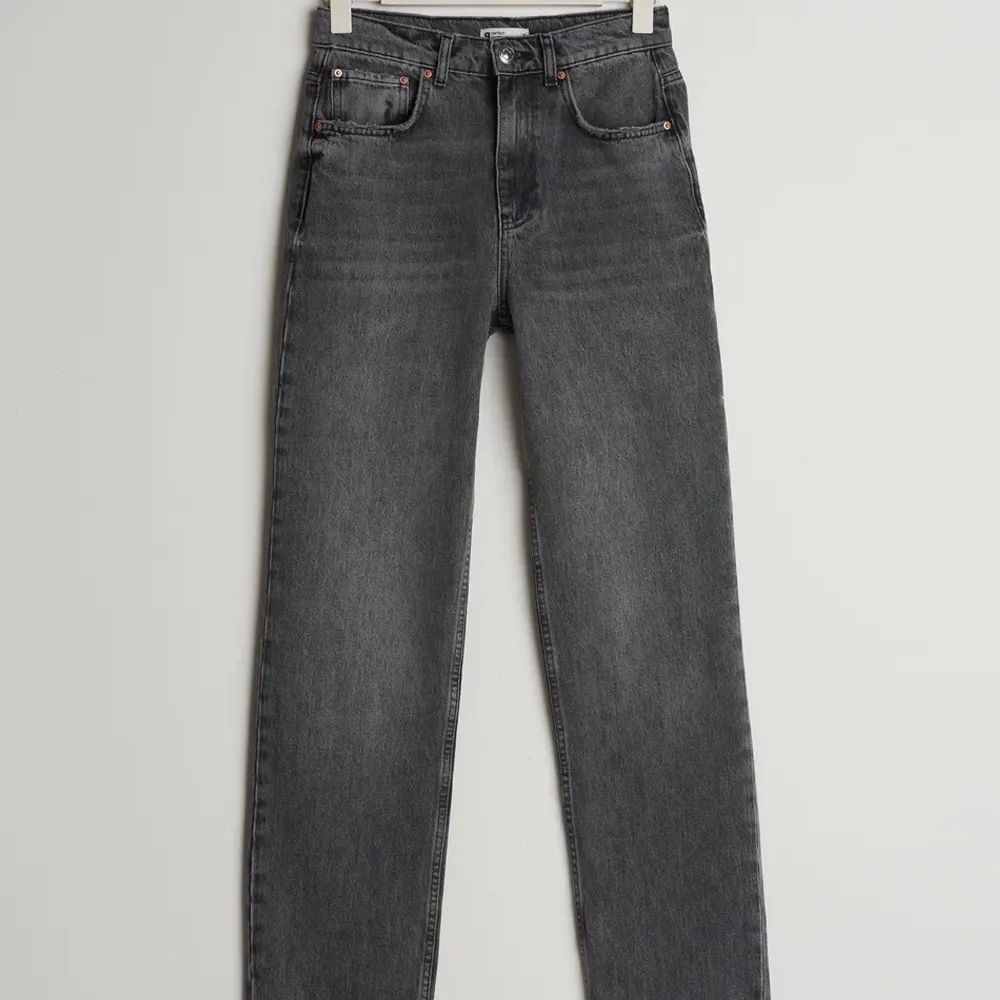 Högmidjade jeans, använda 1-2 gånger Köpte för 600kr , super fina . Jeans & Byxor.