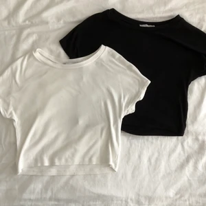 Basic t-shirts  - Vit och svart croppade t-shirts. Köpta från zara. Bra skick! Säljer för 20kr styck