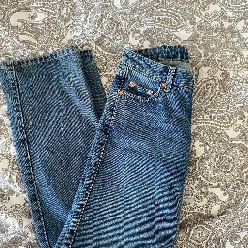 Ett par lågmidjade arrow low straight jeans från weekday. Storlek 24x32. Aldrig använda. Köparen står för frakt.. Jeans & Byxor.
