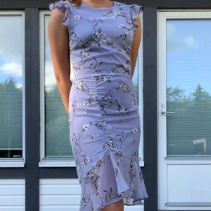 Blommig sommarklänning!🌸 - Supersöt lång sommarklänning i ljuslila färg! Klänningen har en volang vid slutet och öppen rygg som ni ser på bild 2✨ Storlek 34 och köpt på Nelly. Endast använd ett fåtal gånger! Bara att höra av sig om ni har frågor eller vill ha fler bilder!💕