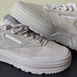 Reebok Club C Double Geo - Club C Double GEO är klassisk och raffinerad. Skon har en ovandel i mocka och textil, snörning och yttersula i gummi.  Den är 38,5 med är stort i storlek, har du 39 eller 40 så passar de.   25 CM innersula 