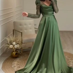 Klänning - En jättefin satinklänning som endast använts under drygt tre timmar och har därmed inga skador, fläckar eller liknande. Har ni frågor eller funderingar är ni varmt välkomna att höra av er!😊