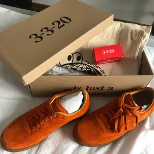 Helt nya orangea 3-3-20 skate sneakers! Orginalkargong med följer skosnören och skoåpåse. Nypris 1000kr