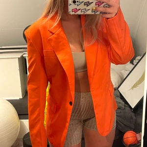 Oversize kavaj - Orange oversize kavaj i storlek L. Färgen är mycket klarare än på bild.  Köparen står för frakt 
