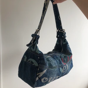 JADED LONDON BAG nyskick - Jättefin jeansväska från Jaded Ldn. Sparsamt använd. Kan minnas en gång jag använde den endast. Original pris var 600-700. Säljs pågrund av att den inte används!