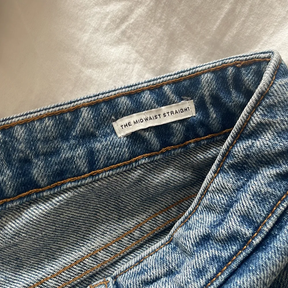Säljer nu dessa superfina blåa jeans från Zara i modellen the mid waist straight i storlek 38.Sitter jättefint på mig som vanligtvis har 36 eller 38. . Jeans & Byxor.