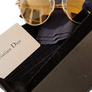 Säljer ett par Christian Dior sunglasses i färgen guld med turtle frame köptes i L.A med kvitto och fodral. 