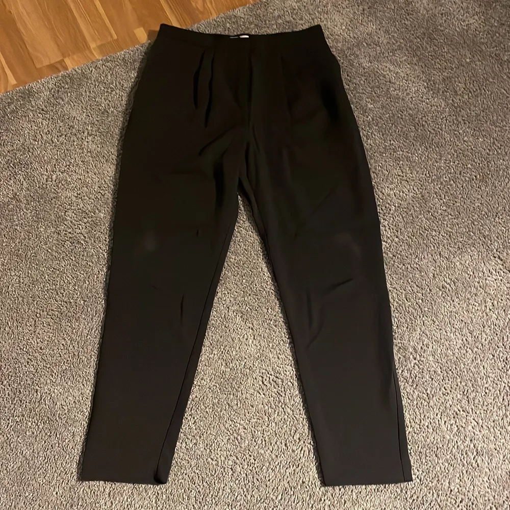 Acne studios svarta kostym byxor i straight/slim fit för kvinnor, aldrig använda. Skick 10/10. Kostymer.