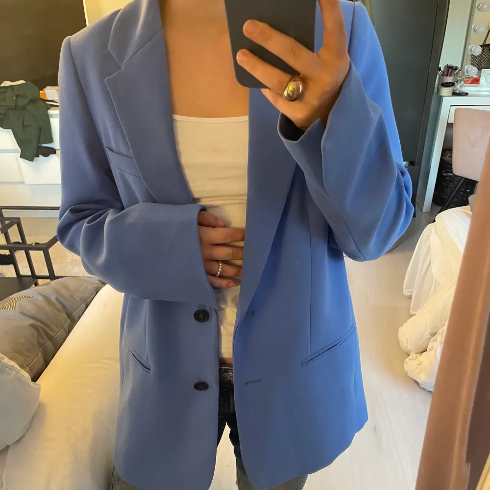 Blå kavaj från Zara i storlek S, använd 4 ggr. Rätt färg på första bilderna❤️ Nypris 800kr. Kostymer.