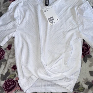 T-shirt  - Helt oanvänd t-shirt med lapp kvar. För liten för mig. 