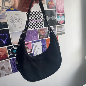 Väska weekday  - Axelväska från weekday i perfekt skick, sparsamt använd 