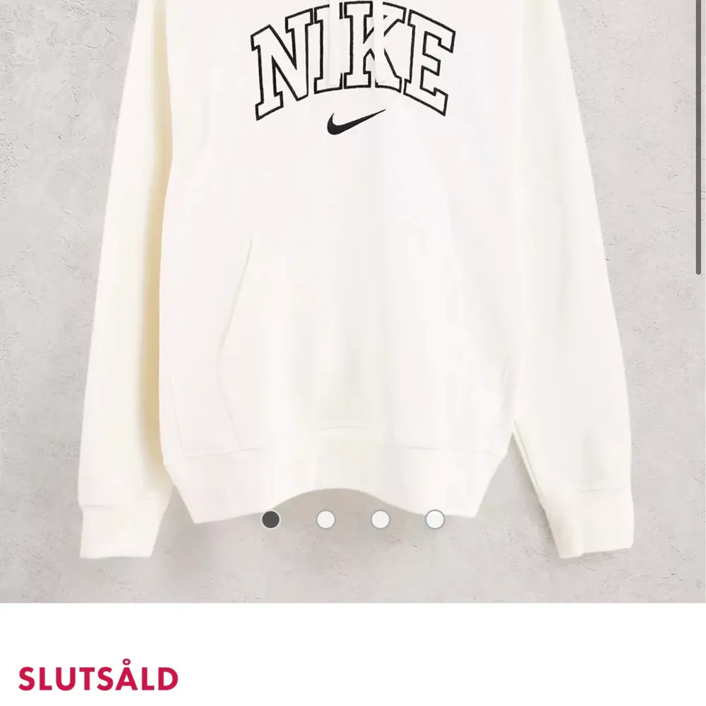 Trendig äkta nike tröja med retro tryck 💫🤎 den är slutsåld överallt! Storlek xs men passar mig med m<3 pris kan diskuteras:). Hupparit & Collegepaidat.