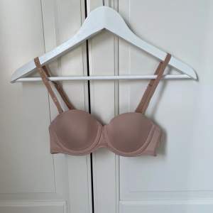 Fin bh från hunkemöller. Väldigt fint skick, använd fåtal gånger. Avtagbara band vilket leder till en bandeau-bh. Strlk 70AA