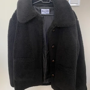 Jacka från NAKD - Svart jacka från NAKD i storlek M. I nyskick då den aldrig har använts!💕