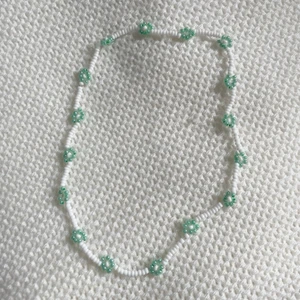 Halsband  - Halsband och matchande armband! Vitt och grönt😍 Halsband: 75kr! Armband: 45kr!✨ Går även bra att önska andra färger🤍