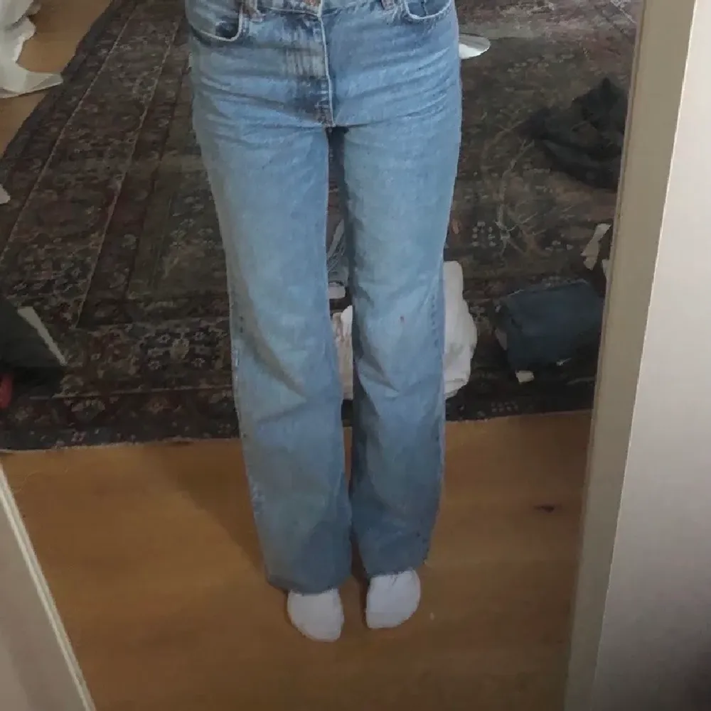 Säljer dessa Zara jeans som jag köpte på Plick för ett halvårsen typ, knappt använda och i jätte fint skick. Jag är ca 177 cm och dem är bra för mig i längden (o går även att klippa kortare) men har tyvärr blivit lite försmå. Budgivning om många är intresserade och skriv bara privat om det finns några frågor <3  Köparen står för frakten! (Lånad bild från förra säljaren) . Jeans & Byxor.