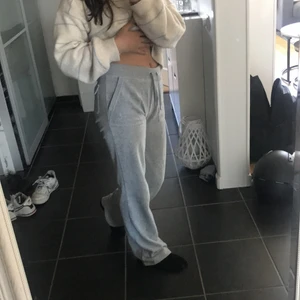 INTRESSEKOLL - ENDAST SERIÖSA BUD!!!!! Juciy couture byxor🤍 Kollar om någon är intresserad, BUDA ENBART OM DU KAN TÄNKA DIG ATT KÖPA DOM!! (SÄLJER OM NÅGON LÄGGER BRA PRIS) Änvender knappt dom längre. Använda ungefär 15 gånger. 