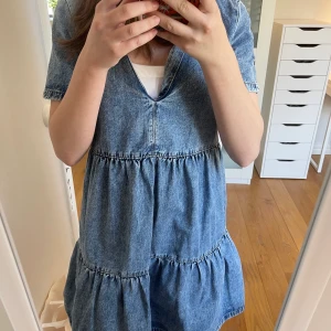 Jeansklänning - Klänning ifrån H&M!! Storlek: XS 💗👌🏻