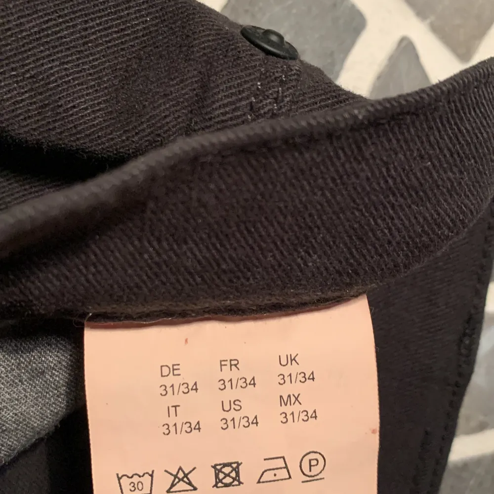 Storlek 31-34 sitter väldigt bra. Knappt använda. Nypris runt 1600kr. Jeans & Byxor.