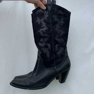cowboy boots!! - Skitcoola cowboyboots som jag köpt second hand!! De är i storlek 41 men passar även på mig med storlek 40!🌷 köparen står för frakt💙