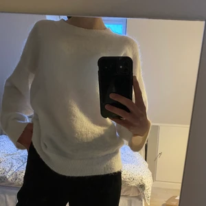 Vit stickad tröja - Säljer en finstickad tröja från Other stories. Den ser ut som ny och passar en som har storlek xs. Är många intresserade blir de budgivning. 🥰 inga fläckar!! 