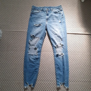 Ljusblå jeans stl 42 - Dom är knappt använda och är som nya, säljer pga att jag inte kan ha dom 