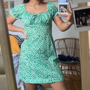 Supersöt grönklänning!!🌸 Klänningen är från shein men jag har sytt om den så att den är mer i min smak!💕💕