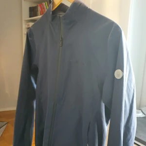 Sail racing jacka - Tunnare jacka, perfekt till våren. Storleken är small, men den är liten i storleken. Den är både vindtät och vattentät. Satt även en gore-tex lapp på när den köptes för två år sen. Dock endast använd 1 vår och den säljs nu då den inte kommit till användning. Condition 8,5/10. Pris kan diskuteras. Obs inte samm färg som den nedan. https://www.careofcarl.se/sv/artiklar/sail-racing-bowman-technical-jacket-carbon.html