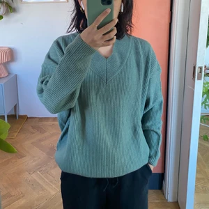Fin mintgrön tröja Zara - Fin mörkt mintgrön tröja med V-hals från Zara i ullblandning. Den är i perfekt skick, användas bara två gånger. 