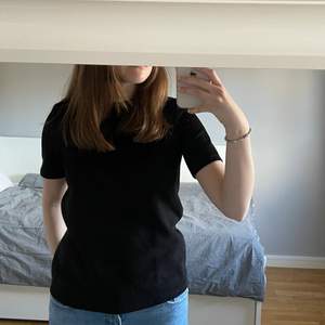 Svart tshirt från Zara i mocka tyg, i storlek S. Fraktkostnad tillkommer❤️‍🔥❤️‍🔥