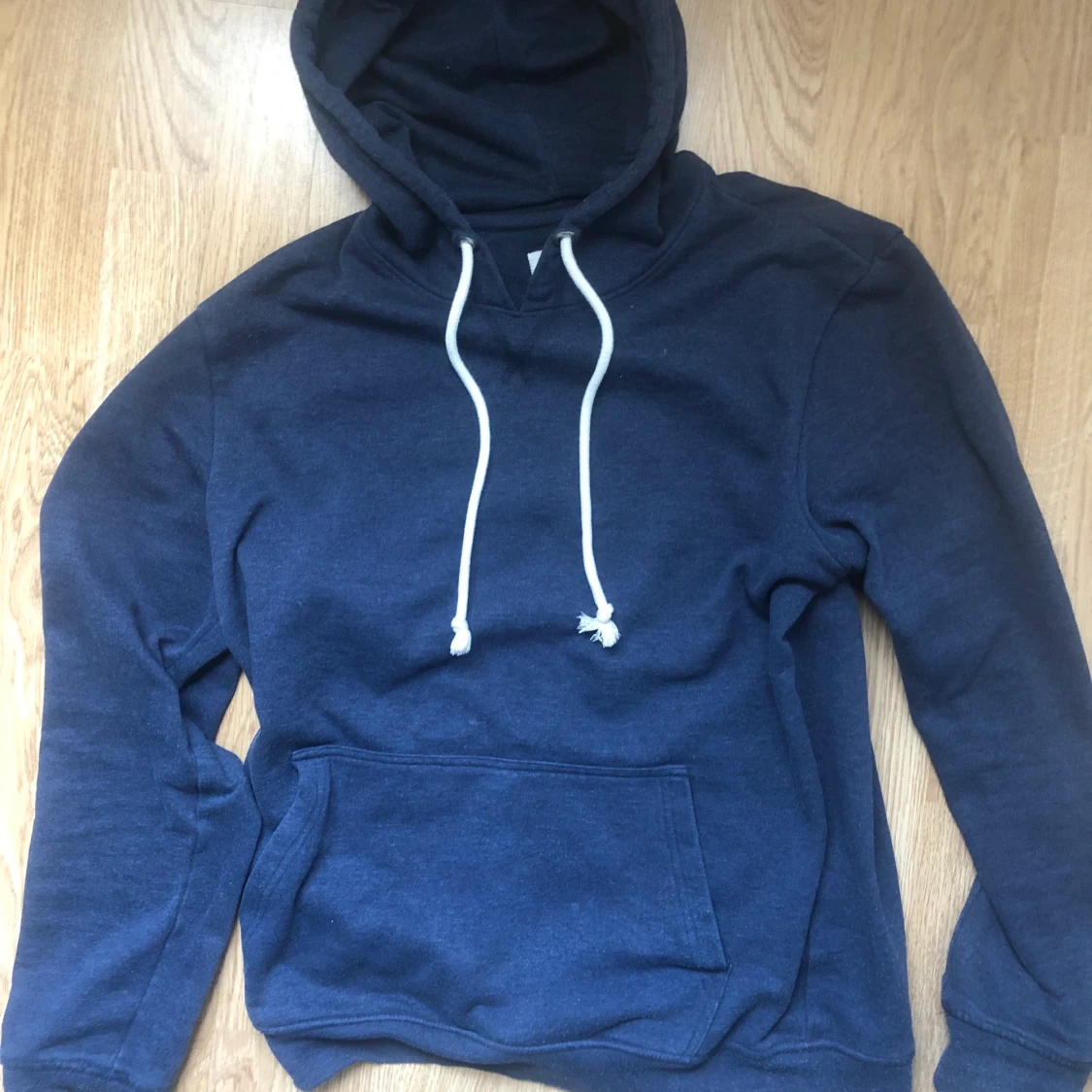 Blå hoodie