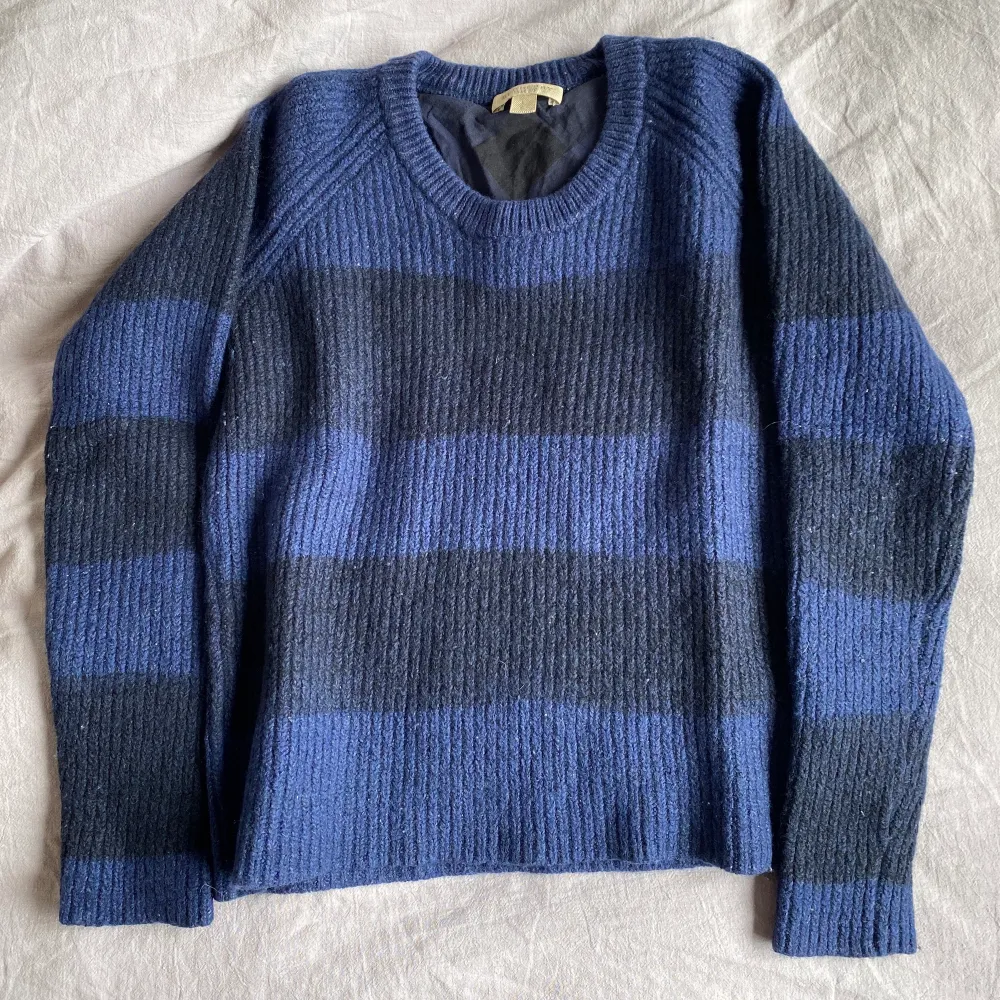 Superfin blå randig tröja i 100% ull från Burberry. Storleken är L barn, men den passar som XS. Den är varm och mjuk. . Tröjor & Koftor.
