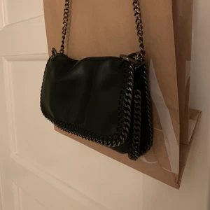 Väska  - Väska från Malva, köpt genom Zalando i sommras. Väl använd men inte sliten alls. Inget rost eller liknade på kedjorna heller. Den har ett innerfack med dragkedja men stora facket stängs med en knapp, knappen har aldrig gått upp för mig även om jag har haft den fullproppad. Så sakerna är väldigt säkra utan dragkedja.  