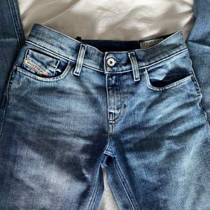 Lågmidjade Diesel jeans i gott skick , tyvärr så är de för långa på mig så har inga bilder på 💓 om fler är intresserade blir det budgivning