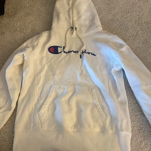 Champion Hoddie storlek M  - En fin vit Hoddie från champion i storlek M. Om mer bilder önskas är det bara att skriva privat!  