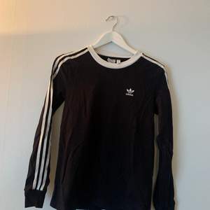 Adidas tröja storlek 34 dam passar nog även M den är stor i storleken, säljer pågrund av att jag har en till likadan, köpt för 300