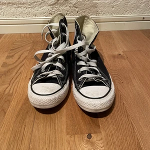 Converse svart - Svarta converse köpta förra sommaren, använda fåtal gånger, lite smuts på som går bort enkelt annars inga andra defekter på dem, stl 38, pris kan diskuteras