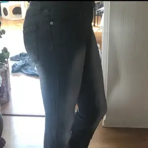 Säljer mina älskade utsvängda  90-tal jeans. Välbevarade med strech. Lite grå/ bruna i färgen. Sköna och välsvarvad form. Låg midja. 