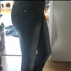 90 -tal jeans utsvängda  - Säljer mina älskade utsvängda  90-tal jeans. Välbevarade med strech. Lite grå/ bruna i färgen. Sköna och välsvarvad form. Låg midja. 