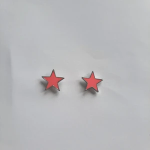 Rosa stjärn örhängen  - Säljer dessa örhängen då de knappt har blivit använda. Jag rengör och spritar alla smycken innan de paketeras, de pakas även med bubbelplast. Det är pris + frakt.