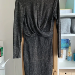 Festklänning - Asså verkligen en super snygg fest klänning som glittrar otroligt mycket! Med denna klänningen blir du festens mittpunkt! Glittrar mycket mer i verkligheten. Barn storlek 176 = ungefär medium. Köpare står för frakt. Ställ gärna frågor eller om ni är intresserade av att köpa!