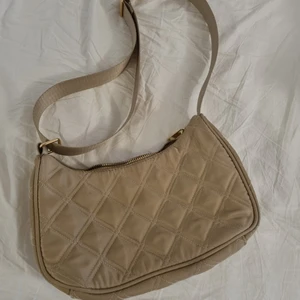 Beige väska - Väska från Lindex. Använd ett fåtal gånger, fint skick. Frakten är inkluderad i priset. 