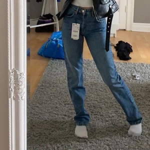 Jeans  - Säljer dessa snygga jeansen den zara då dem aldrig kommer till någon användning☺️
