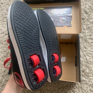 RULLSKOR: Heelys - Ett par rullskor i storlek 38, kommer i nyförpackningen + stöd så att man kan byta och ha de som normala skor med. Helt oanvända, endast testade inomhus 🥰 möts upp i Helsingborg eller fraktar! Köparen står för frakt!
