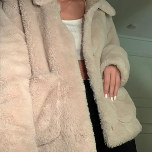 Fluffig jacka - Så mysig fluffig jacka , perfekt till våren och hösten då den är väldigt varm , står M i storlek men sitter som S 